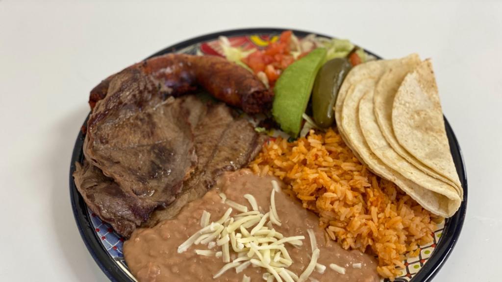 Bistec Con Chorizo Asado · Carne Asada & Mexican Sausage

Grilled bistec & Mexican sausage served with a side of rice, refried beans, a bed of lettuce topped with pico, avocado slices and a pickled jalapeño & tortillas.
