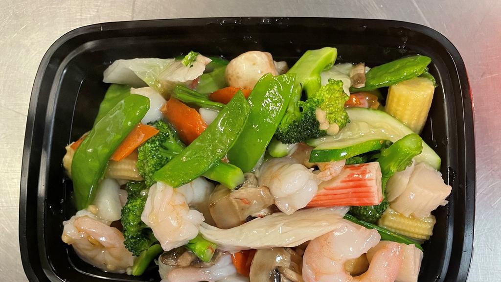 Seafood Delight · Shrimp, scallops, crab meat, snow peas, broccoli, baby corn, carrots, water chestnuts & mushrooms in a white sauce.