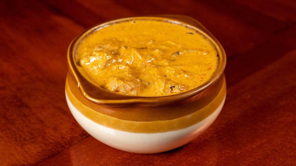 Butter Chicken · Favorite. A chicken curry cooked in a cream base sauce.
(naan bread and rice are not included)