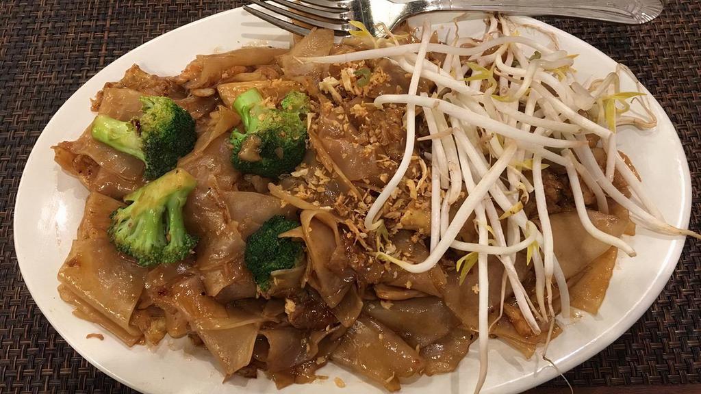 Pad See' Ew · Choice of meat, stir-fried wide rice noodles with egg, broccoli in Thai sweet brown sauce and topped with fried garlic and fresh bean sprouts.