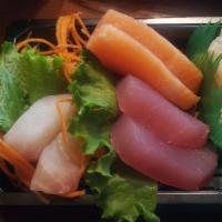 Box 4 : Sashimi · Six pieces sashimi, beef negimaki, chicken tempura and shumai.