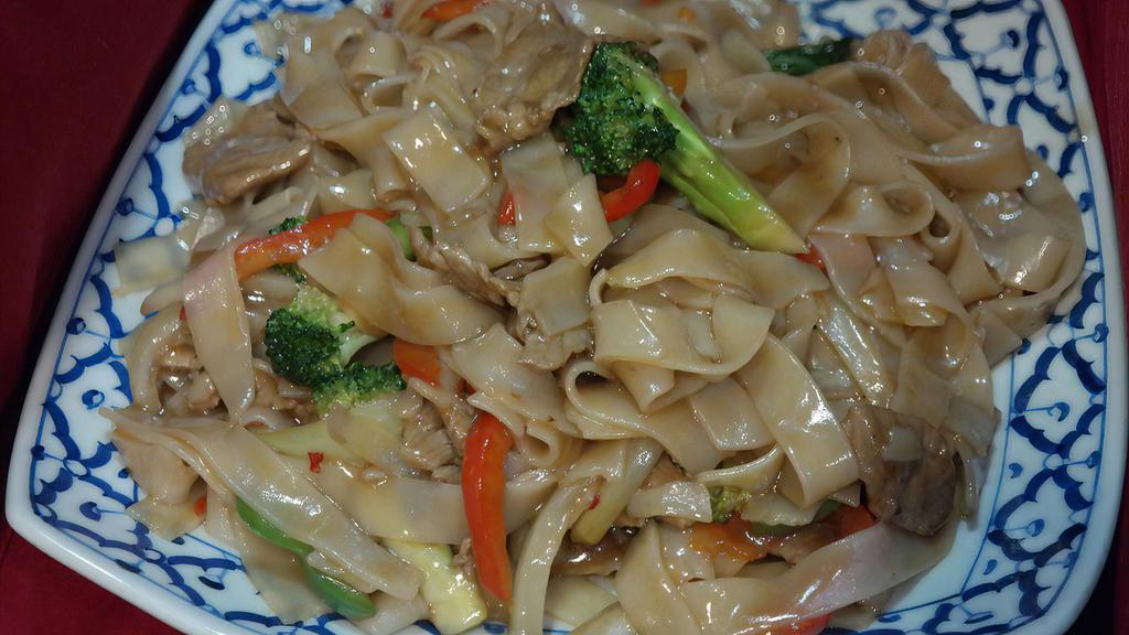 Drunken Noodle · Stir-fried big rice noodle with onions, American broccoli, bell pepper and fresh basil leaves.