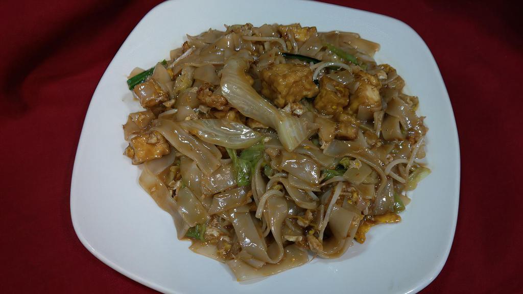 Pad Gai · Stir-fried big rice noodle, egg, green onion, bean sprout and lettuce.