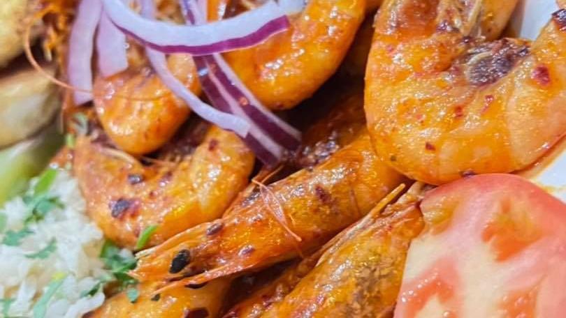 Camarón / Shrimp · Camarones sazonados, servidos con lechuga, tomate y nuestro aderezo especial para empanadas. / Seasoned shrimp, served with lettuce, tomato and our special empanada dressing.