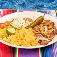 Platillo · Choice of meat served with rice, beans guacamole, and lettuce.
Choice of tortilla: (corn) Or...