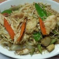 Chicken Lo Mein 午餐：鸡肉捞面 · Served with egg roll and chicken fried rice or white rice.