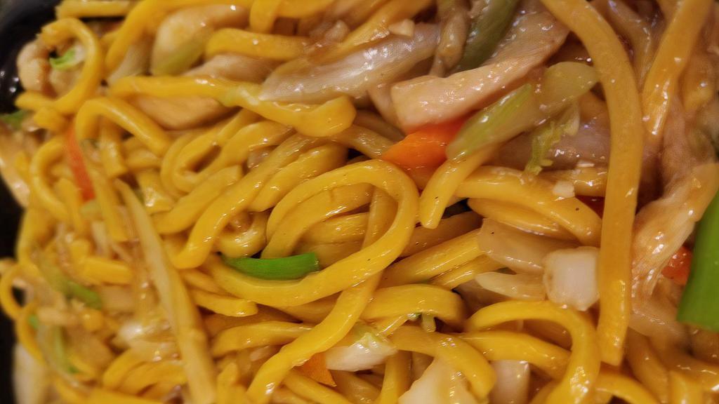 Chicken Lo Mein鸡捞面 · Soft noodles.