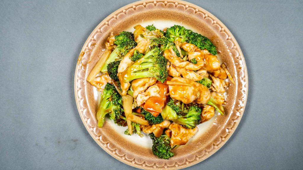 Chicken With Broccoli芥兰鸡 · With white rice.