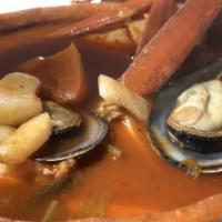 Caldo 7 Mares / 7 Seas Seafood Soup · Preparado con mejillones, pulpos, vieiras, camarones, patas de cangrejo y tilapia. Servido c...