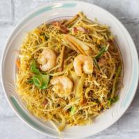 星 洲 炒 米 粉 / Singapore Noodles · Stir-fried rice noodles mixed with shrimp, BBQ pork, green peppers, bean sprouts, egg, carro...