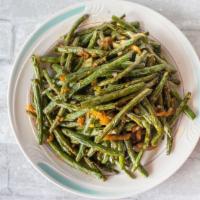 干 扁 四 季 豆 / Stir-Fried String Beans · 辣 的 / Spicy.
Stir fried green beans with garlic.