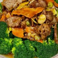 西 兰 花 牛 肉 / Beef With Broccoli · Stir-fried beef on a bed of fresh broccoli and carrots.