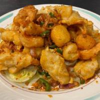 椒 鹽 三 鮮 / Spicy Salted Squids, Shrimp & Scallops · Deep fried shrimp, scallops, and squid sauté in a spicy garlic seasoning.
辣 的 / Spicy.