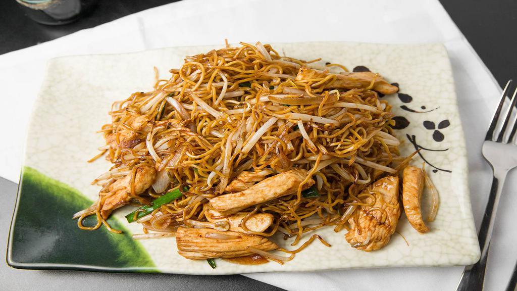 Chicken Lo Mein · Chicken, broccoli, beansprouts, white & green onions and carrots stir fried with lo mein noodles in a savory soy sauce flavor.