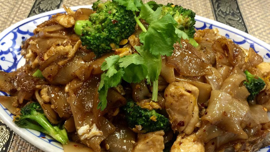 Pud See Ewe · Wide Rice noodle stir fried with chicken, beef, or pork, broccoli, eggs and soy sauce.