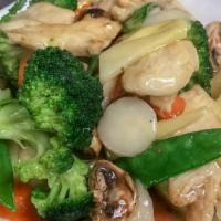 Moo Goo Gai Pan 磨菇鸡 · Sliced chicken breast stir-fried with snow peapods, broccoli, bamboo shoots, mushrooms, wate...