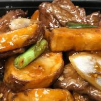 Beef With Stir-Fried Potatoes 薯仔炒牛肉 · 