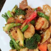 Four Season Combo · Chicken, beef, shrimp, and scallop with mixed vegetables in brown sauce.