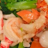 Cs20. Seafood Delight · Shrimp, scallop, lobster & crab meat with mixed veg in white sauce.