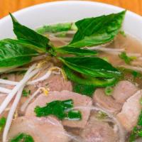 Phở Tái Bò Viên (Rice Noodle Soup With Rare Lean Beef And Beef Balls) · Rice noodle soup with rare lean beef and beef meat balls
