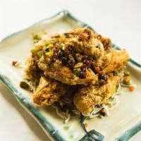 Salt & Pepper Chicken Wing / 椒盐鸡翅 (8) · Spicy. Special marinated chicken wings sautéed with salt and pepper.