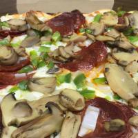 Deluxe Pizza Round · Pepperoni, Mushrooms, Green Peppers, Onions.