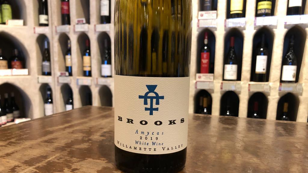 Brooks, Amycas, Rare White Blend, 2019, Usa · Delightful, crisp and floral blend of Pinot Blanc, Pinot Gris, Gewurztaminer and Muscat with great acidity and lovely aromatics.
750ml.
