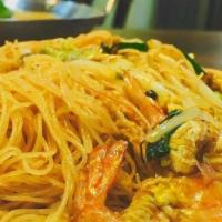 Singapore Rice Noodle 新加坡米粉 · Thin rice noodles with onions, carrots, and bean sprouts wok-tossed with special thai sauce,...