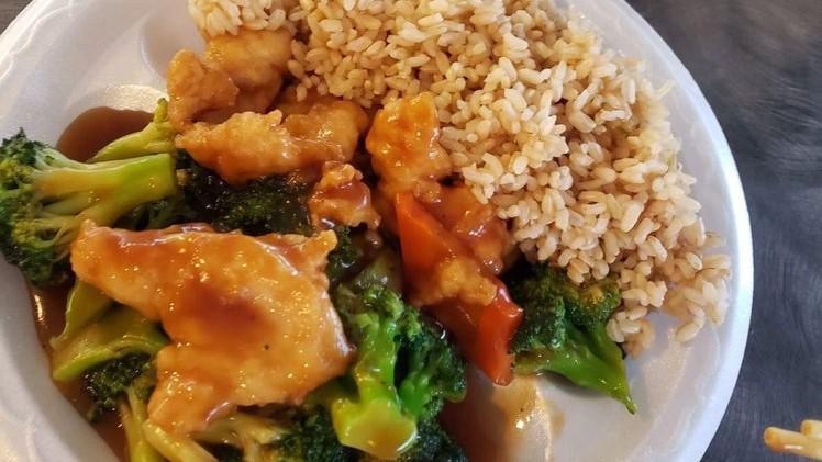 Broccoli Chicken Combo Lunch · Served with rice and egg roll.