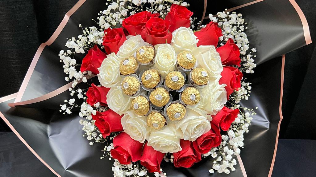 Choco Heart · 12 Chocolates with red and white roses.