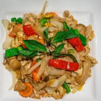 28 Pad Kee Mao · Drunken noodle. Stir-fried wide rice noodle in sauce with egg, green bean, bell pepper, toma...