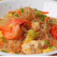 29 Pad Wun Sen · Stir-fried bean thread noodle with egg, celery, baby corn, mushroom, carrot, tomatoes and on...