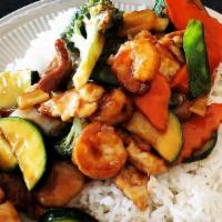 Shrimp & Chicken With Cashew Nuts / 腰果雙丁 · Quart. Fresh shrimp and chicken sautéed with vegetables in brown sauce with cashew nuts.