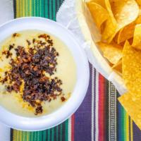 Dip De Queso / Cheese Dip · Viene con chips / comes with chips.