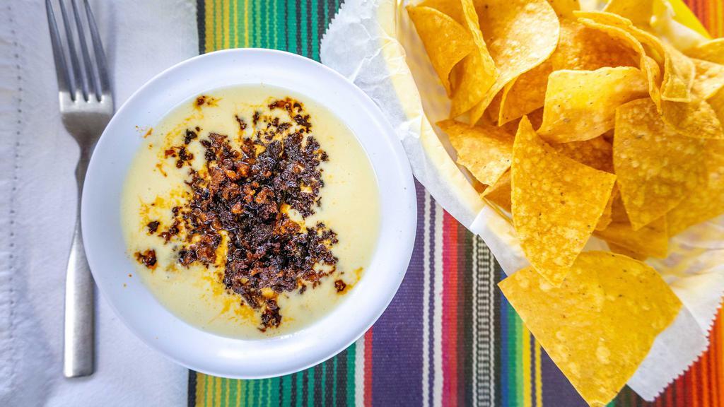 Dip De Queso / Cheese Dip · Viene con chips / comes with chips.