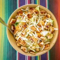 Real Chicken Salad · Pollo a la plancha, lechuga, tomate, pepinos y crutones de pan servido con ranch o aderezo d...