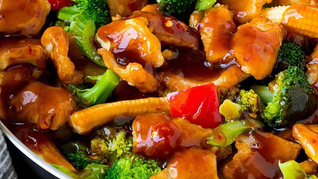 Chicken Hunan Style 湖南鸡 · Hot & Spicy. Sliced chicken w. broccoli, pepper, baby corn, snow peas, carrots, in chef's hot spicy Hunan sauce.