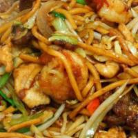 #45. House Special Lo Mein · Combo lo mein ,with chicken .shrimp and pork.