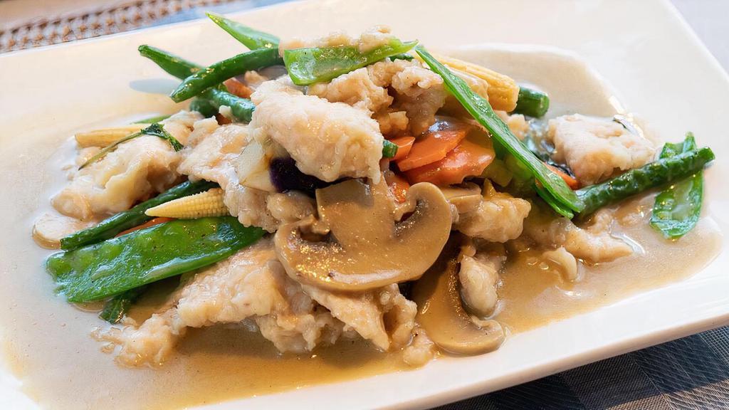 077 Green Curry Chicken · Spicy: Sharp, fiery taste. Chicken with eggplant, string beans, bell peppers, and basil leaves in a saucy green curry