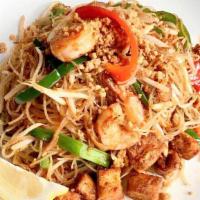 177 Mee Siam · Stir-fried rice noodles, tofu, shrimp, and bean sprouts in a spicy Thai sauce, topped with c...