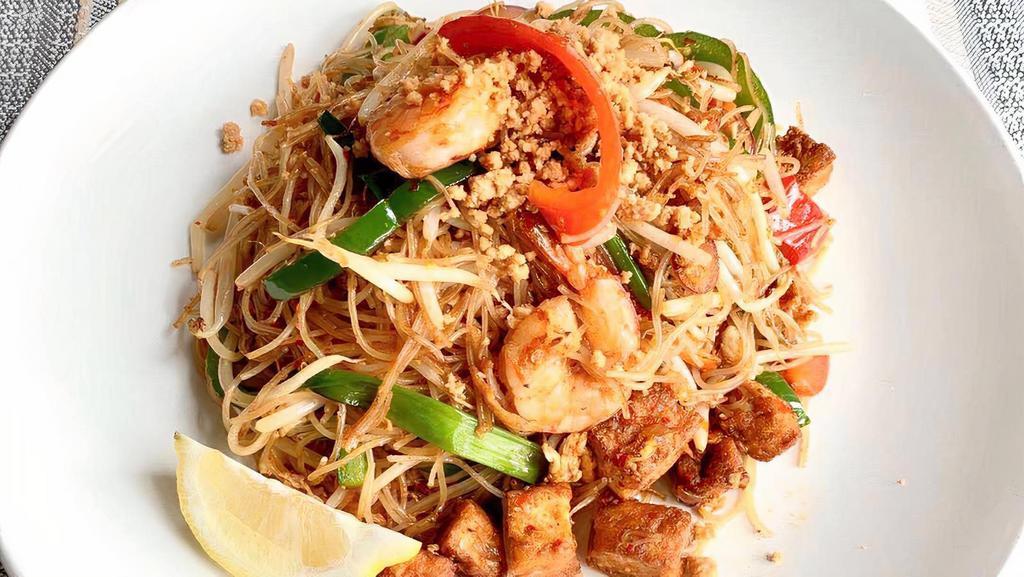 177 Mee Siam · Stir-fried rice noodles, tofu, shrimp, and bean sprouts in a spicy Thai sauce, topped with crushed peanuts