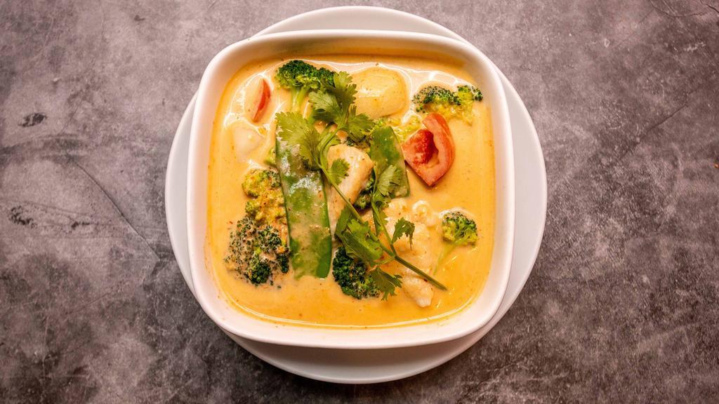 Panang Curry · Add Tofu, Veggie, Chicken, Beef, Shrimp and Combo for an additional charges.
Broccoli, potatoes, tomato and snow peas, slow cooked in creamy coconut panang sauce.