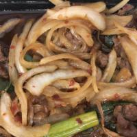 Mongolian Beef/Chicken/Shrimp蒙古牛/鸡/虾 · Hot and spicy. Stir-fried steak, onions, and green onions.
