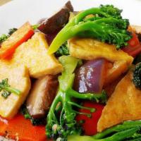 House Tofu本楼豆腐 · Crispy tofu with mixed vegetable in brown sauce.