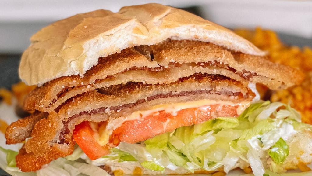 Sandwich De Bistec Empanizado · Breaded skirt steak sandwich