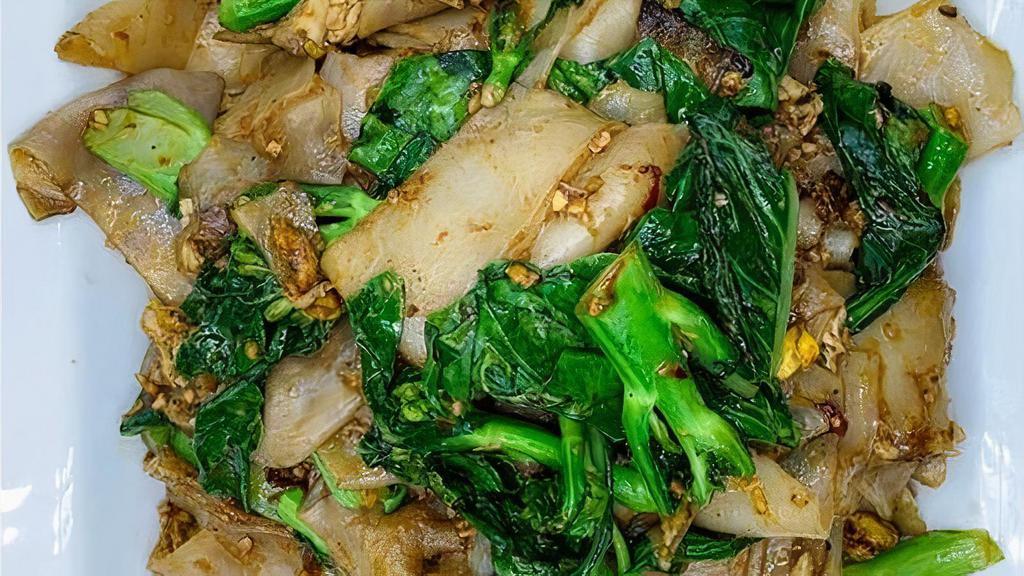Pad Se Ew · Stir-fried wide rice noodles, egg and Chinese broccoli. Can be made GF or V upon request.