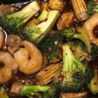 Hunan Shrimp · Shrimp stir-fried with garlic, ginger, and Thai chilies.
