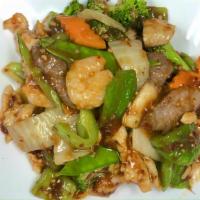Hunan Triple 湖南三样 · Hot & spicy. Shrimp, chicken, beef with mixed vegetables in brown sauce.