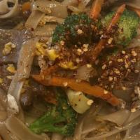 Pad Se Ew · Wide rice noodle stir fry with carrots, broccoli, onions, and eggs.