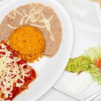 Enchiladas Suizas / Swiss Enchiladas · Salsa roja cubierta con queso. / Red sauce topped with cheese.